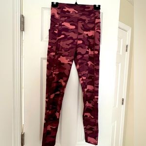 Gorgeous Calvin Klein leggings! Side pockets and super stretchy. NWOT! 🔥🔥🔥